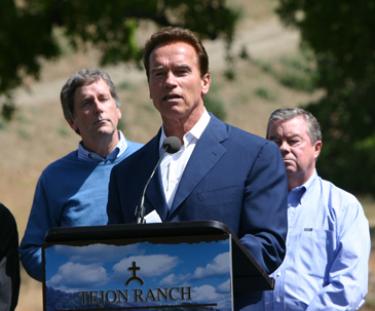 Governor Arnold Schwarzenegger praises the deal between Tejon Ranch Company and environmental groups to preserve 90% of the ranch as contiguous wildlife habitat. [Mountain Enterprise photo]





