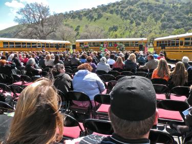 An amphitheater of school buses was the backdrop for the memorial to honor former Superintendent Shelly Mason. There was a brisk spring wind on the El Tejon School campus, but also many warm memories of the educator who gave 28 years to the El Tejon Unified School District.