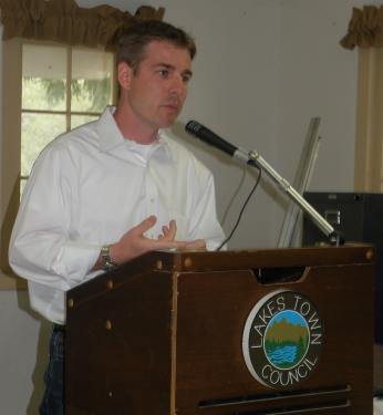 NextEra Energy Resoruces Project Manager Cliff Graham at the Lakes Town Council on April 2, 2011. 