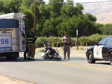 The scene on Lebec Road in front of Lebec Post Office after 4:30 p.m. [photo by The Mountain Enterprise]