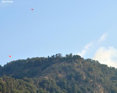 Look carefully at the top and lower left section of the sky to see hotshots flying in to address the wildfire that flared up on a Frazier Mountain ridge about 2:30 p.m. on Sunday, Sept. 11. [Photo by Gunnar Kuepper of Frazier Park]