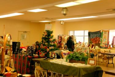 The Ridge Route Communities Museum Holiday Arts and Crafts Faire looked beautiful at the Frazier Mountain Park Community Center, but traffic was light while it was raining with a sprinkle of snow on Friday, Nov. 4. On Saturday there was a steady flow of shoppers, Daisy Cuddy reported.