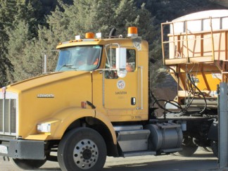A City of Los Angeles Bureau of Sanitation truck leaves an illegal dumping site in Lebec. [photo by Gary Meyer]