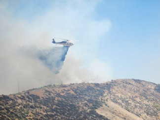 Los Angeles County helicopter drops water on the grass fire north of Gorman. [photo by The Mountain Enterprise]