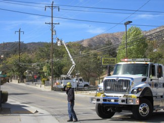 Southern California Edison arrived at about 1:20 p.m. to repair the lines. [photo by Gary Meyer, The Mountain Enterprise]