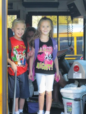 Left, Twins Tyler and Taylor Rutland arrive at Frazier Park School. [photo by Pam Sturdevant]