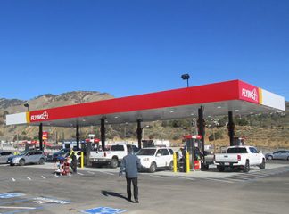Motorists from Interstate 5 were lining up at the gas pumps. [photo by Gary Meyer, The Mountain Enterprise]