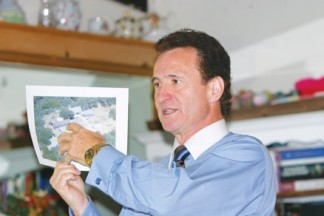 Former ETUSD Superintendent John Wight pitches his plan for a $7.12 million bond to upgrade school facilities at a Rotary Club meeting on October 6, 2005, one month before election day when voters passed Bond Measure E.[photo by Gary Meyer, The Mountain Enterprise]