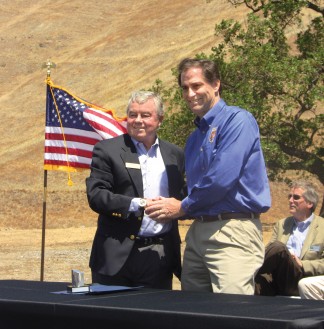 Tejon Ranch Company CEO Bob Stine and U.S. FWS Director Dan Ashe at May 10 announcement of 50-year ‘incidental take’ permit to shield TRC for condor 'harassment.' [photo by The Mountain Enterprise]
