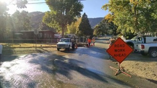 Work crews at the scene of the water line break in Los Padres Estates. [photo by Jim Stoughton]