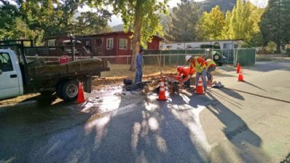 Workmen repairing the waterline break at Lebec Oaks Road Yosemite in Los Padres Estates. [photo by Jim Stoughton]